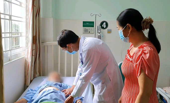 Nữ bệnh nhân suýt mất mạng vì nuốt hàm răng giả khi uống thuốc - Ảnh 2. Nữ bệnh nhân suýt mất mạng vì nuốt hàm răng giả khi uống thuốc - Ảnh 2.