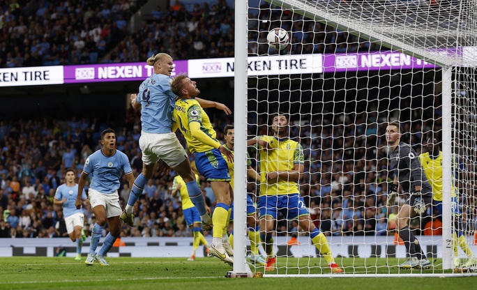 Haaland lại bùng nổ với hat-trick, Man City bám sát ngôi đầu Arsenal - Ảnh 4.