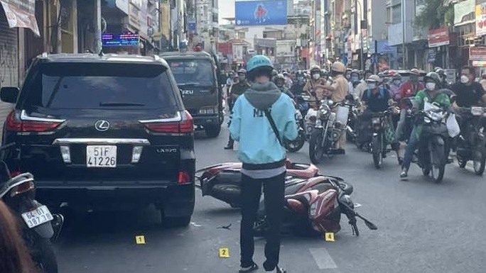 Xe ôtô lao vào 5 xe máy dừng trước chợ Phú Nhuận - Ảnh 2.