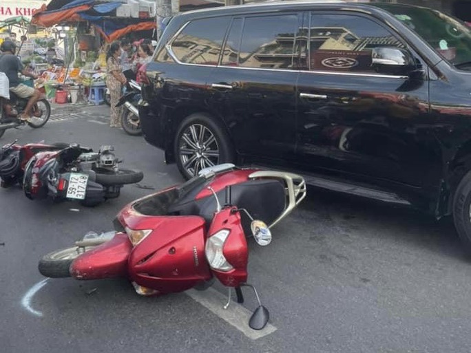 Xe ôtô lao vào 5 xe máy dừng trước chợ Phú Nhuận - Ảnh 3.