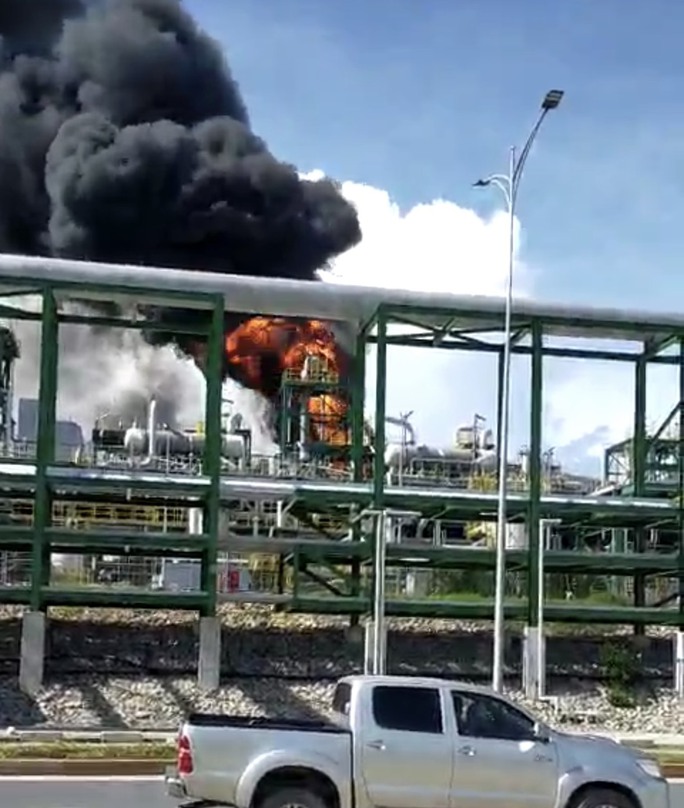 Khói ngùn ngụt, lửa bốc cao tại dự án hóa dầu Long Sơn - Ảnh 1.
