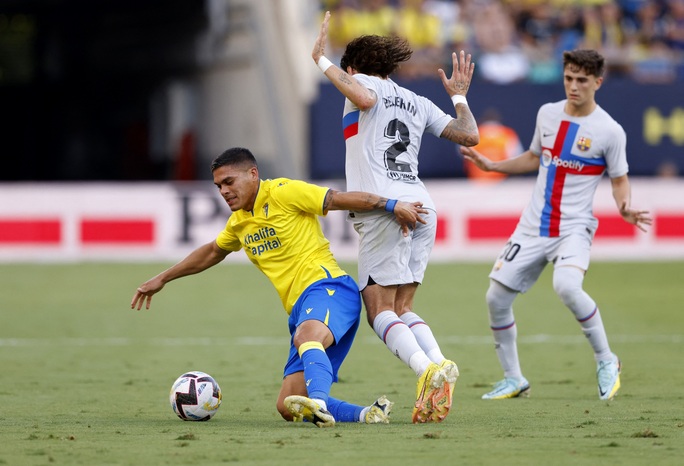 Hiệp hai bùng nổ, Barcelona hạ Cadiz 4-0 lên ngôi đầu La Liga - Ảnh 1.