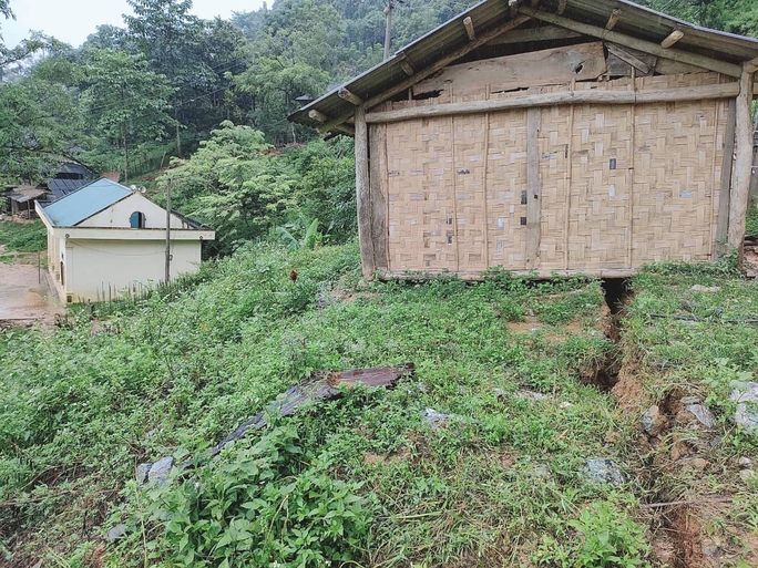 Xuất hiện vết nứt bất thường xuyên khu dân cư dài 700 m, sơ tán khẩn cấp 52 hộ dân - Ảnh 2.