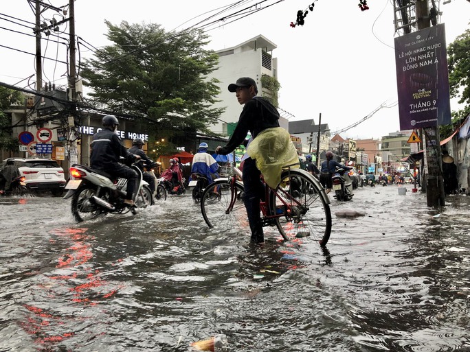 TP HCM: Mưa lớn, một số khu vực ngập nước - Ảnh 2.