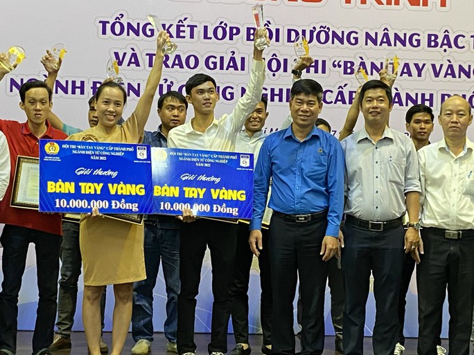 Trao giải Bàn tay vàng nghề điện tử công nghiệp - Ảnh 1.