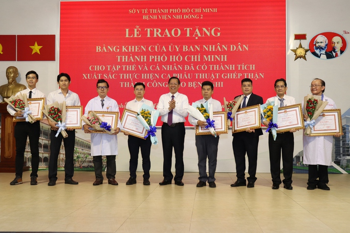 Ê-kíp ghép thận cho cậu bé 15 tuổi được Chủ tịch UBND TP HCM tặng bằng khen - Ảnh 2. Ê-kíp ghép thận cho cậu bé 15 tuổi được Chủ tịch UBND TP HCM tặng bằng khen - Ảnh 2.