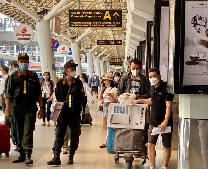 Bất ngờ với lượng hành khách ở sân bay Tân Sơn Nhất - Ảnh 7.