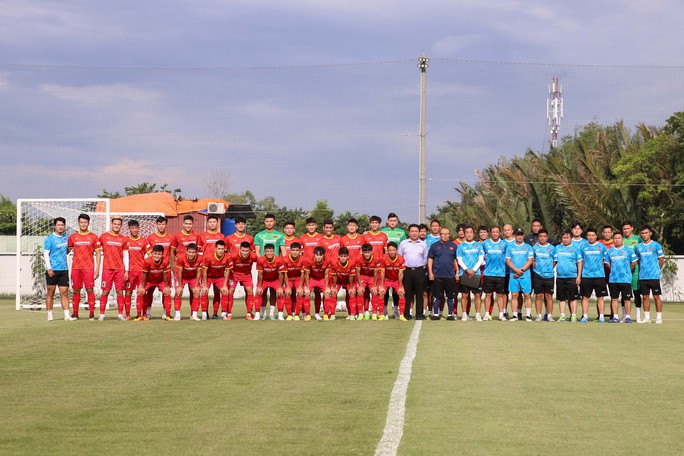 PHÓNG SỰ ẢNH: Buổi tập đầu tiên của Quang Hải sau khi trở về từ Pau FC - Ảnh 1.