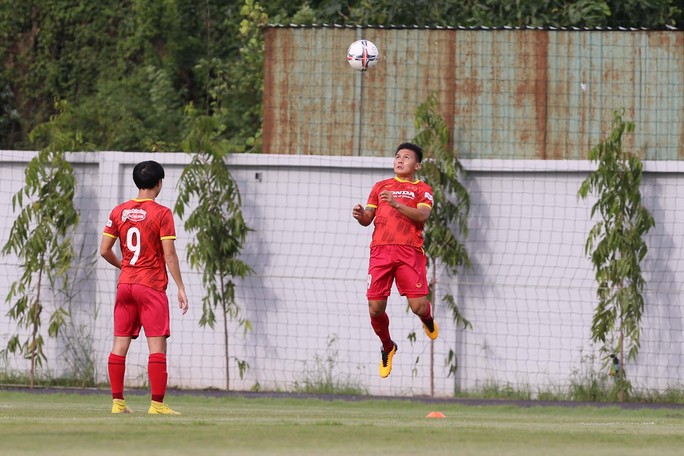 PHÓNG SỰ ẢNH: Buổi tập đầu tiên của Quang Hải sau khi trở về từ Pau FC - Ảnh 6.