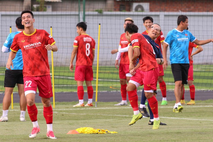 PHÓNG SỰ ẢNH: Buổi tập đầu tiên của Quang Hải sau khi trở về từ Pau FC - Ảnh 9.