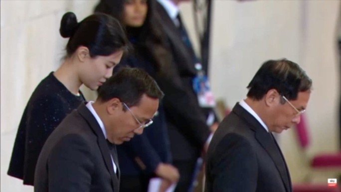 Dự quốc tang Nữ hoàng Anh, Bộ trưởng Ngoại giao Bùi Thanh Sơn gặp Nhà vua Charles III - Ảnh 2.