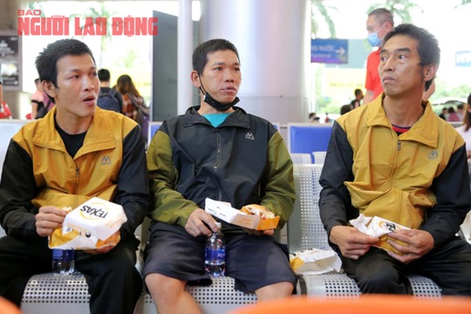 37 ngư dân Quảng Nam bị Malaysia bắt giữ đã về nước - Ảnh 2.
