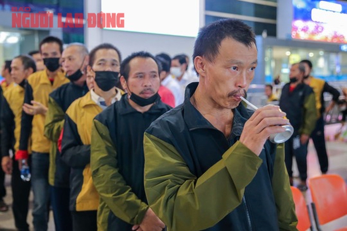 37 ngư dân Quảng Nam bị Malaysia bắt giữ đã về nước - Ảnh 4.