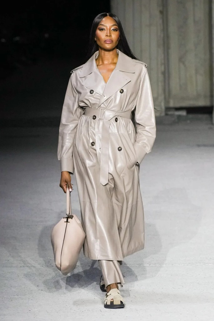 Cựu Đệ nhất phu nhân Pháp đọ dáng với Naomi Campbell - Ảnh 2. Cựu Đệ nhất phu nhân Pháp đọ dáng với Naomi Campbell - Ảnh 2.