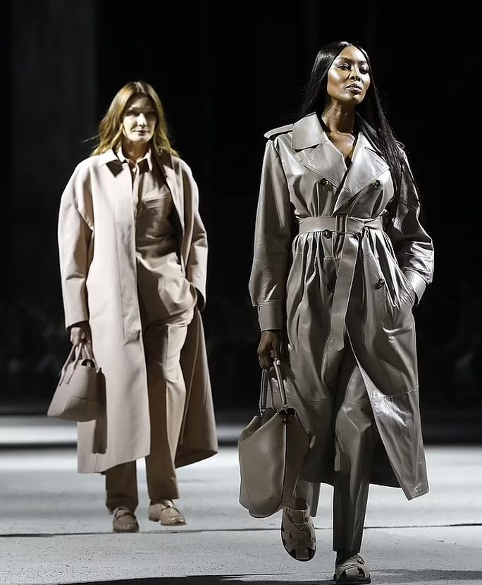 Cựu Đệ nhất phu nhân Pháp đọ dáng với Naomi Campbell - Ảnh 3. Cựu Đệ nhất phu nhân Pháp đọ dáng với Naomi Campbell - Ảnh 3.