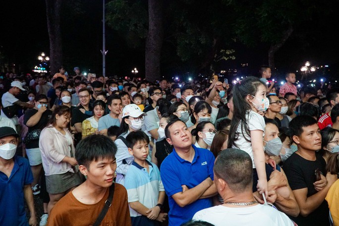 Hàng nghìn người đổ về phố cổ xem Tuấn Hưng hát trên ban công - Ảnh 5.