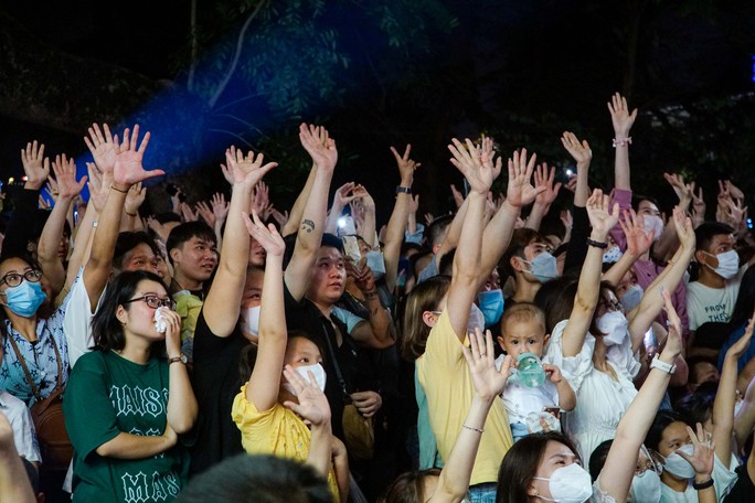 Hàng nghìn người đổ về phố cổ xem Tuấn Hưng hát trên ban công - Ảnh 9.