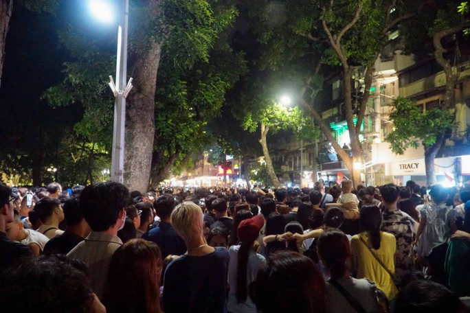 Hàng nghìn người đổ về phố cổ xem Tuấn Hưng hát trên ban công - Ảnh 10.