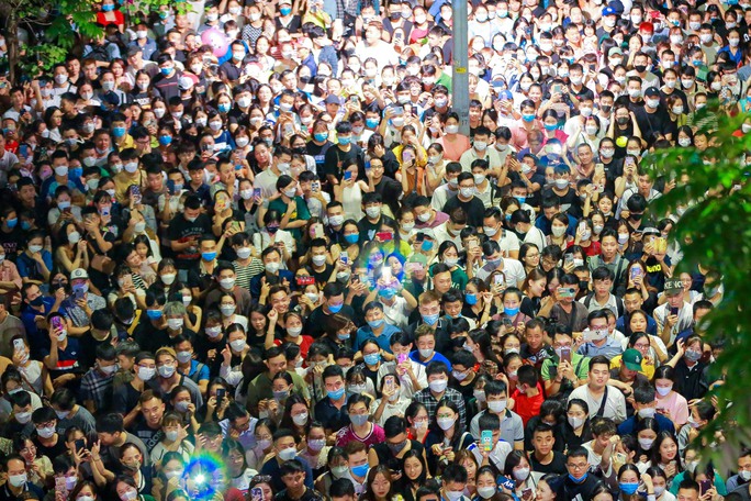 Hàng nghìn người đổ về phố cổ xem Tuấn Hưng hát trên ban công - Ảnh 8.