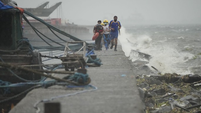 Hình ảnh siêu bão Noru hoành hành ở Philippines - Ảnh 6.