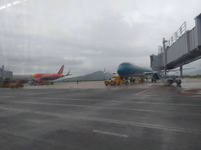 Nhiều chuyến bay đến các sân bay Chu Lai, Pleiku, Huế, Đà Nẵng bị dừng do bão số 4 - Ảnh 1.
