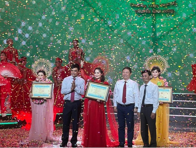 Thí sinh Dương Thị Diễm đoạt giải Chuông vàng vọng cổ 2022 - Ảnh 1.