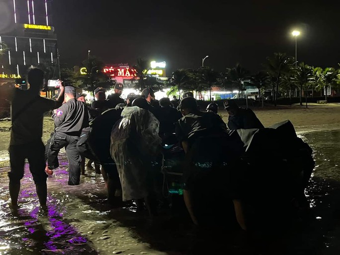 Siêu bão Noru: Đà Nẵng chạy đua trong đêm chuẩn bị ứng phó  - Ảnh 4.