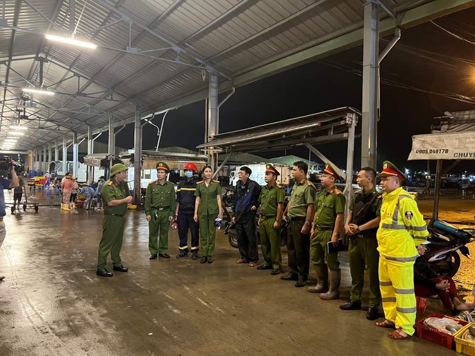 Siêu bão Noru: Đà Nẵng chạy đua trong đêm chuẩn bị ứng phó  - Ảnh 3.