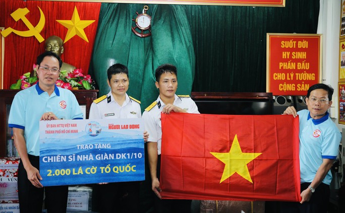 Đoàn đại biểu TP HCM thăm và động viên cán bộ, chiến sĩ Nhà Giàn DK 1/10, đảo Thổ Chu - Ảnh 4.
