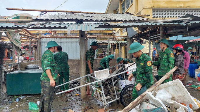 Miền Trung "chạy đua" khắc phục hậu quả bão số 4 (Noru)