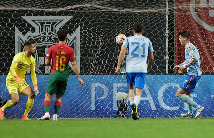 Tây Ban Nha giành vé phút 88, Ronaldo lỗi hẹn Nations League - Ảnh 5.