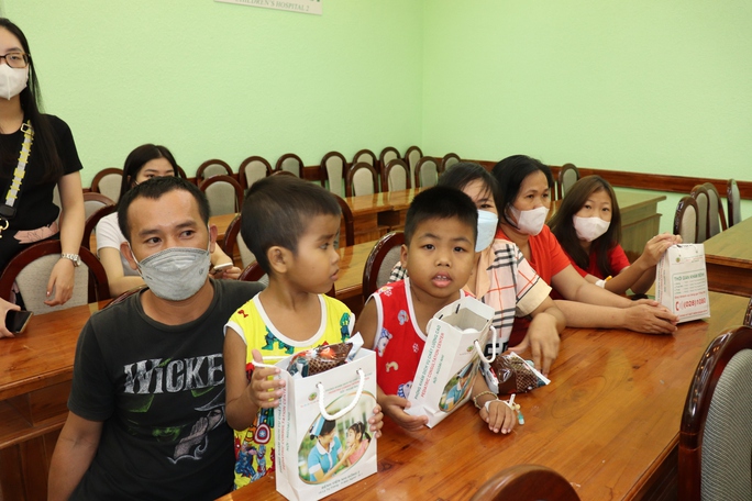 Bệnh nhi ung thư được hỗ trợ 1 tỉ đồng điều trị - Ảnh 2.
