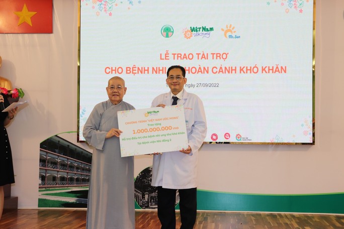 Bệnh nhi ung thư được hỗ trợ 1 tỉ đồng điều trị - Ảnh 1.