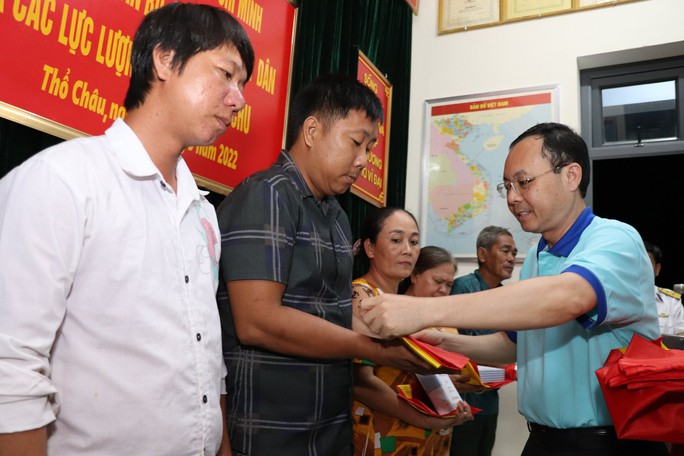 Đoàn đại biểu TP HCM thăm và động viên cán bộ, chiến sĩ Nhà Giàn DK 1/10, đảo Thổ Chu - Ảnh 10.