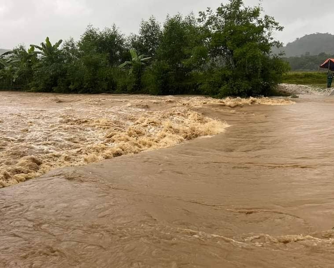 Mưa lũ khiến trên 7.300 nhà dân bị ngập, 2 người chết, 1 người mất tích - Ảnh 4.