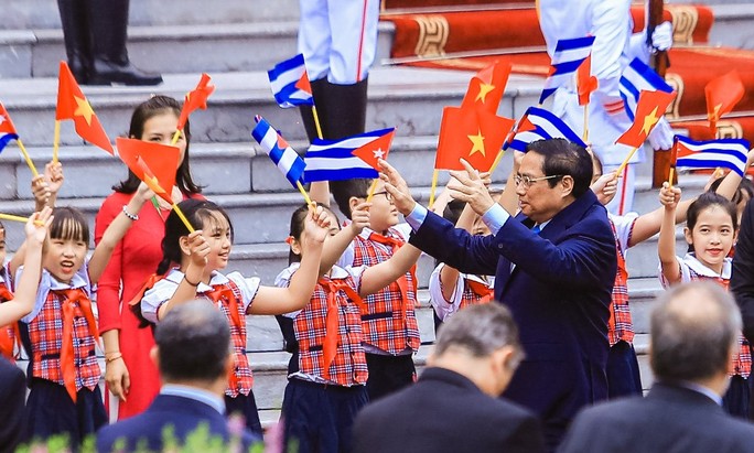 Thủ tướng Phạm Minh Chính đón Thủ tướng Cuba lần đầu thăm chính thức Việt Nam - Ảnh 2.