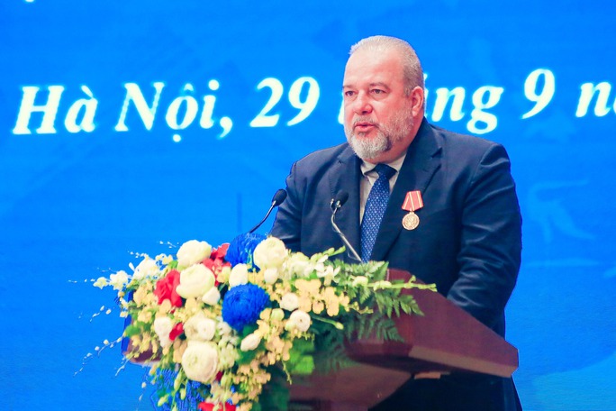 Thủ tướng Phạm Minh Chính trao tặng Huân chương Hồ Chí Minh cho Thủ tướng Cuba - Ảnh 7.