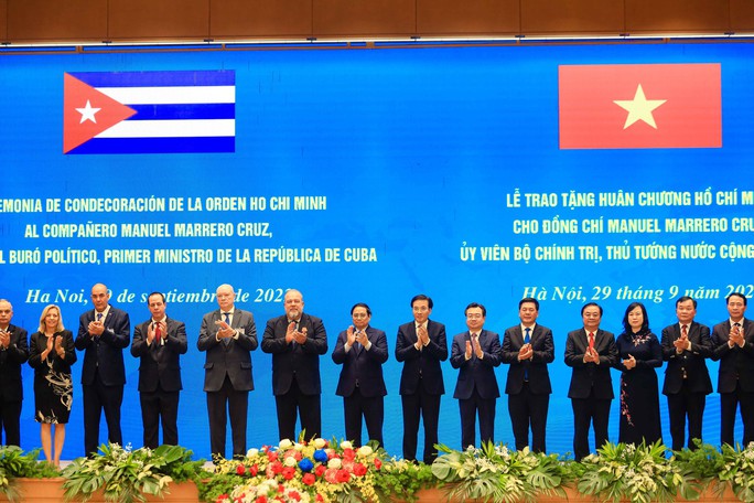 Thủ tướng Phạm Minh Chính trao tặng Huân chương Hồ Chí Minh cho Thủ tướng Cuba - Ảnh 8.