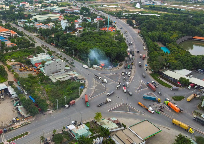 Chủ tịch Phan Văn Mãi ký nhiều quyết định liên quan đường Vành đai 3 - Ảnh 1.