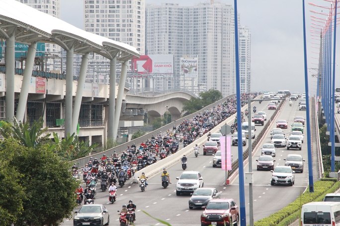 Video: Cấm lưu thông qua cầu Nguyễn Hữu Cảnh bị võng, giao thông đang rối - Ảnh 4.