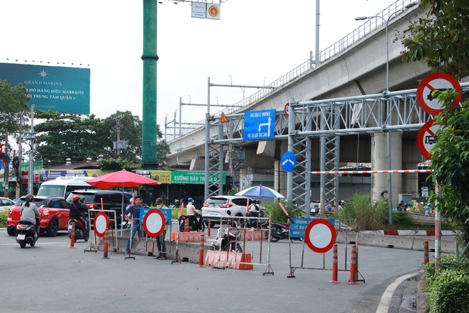 Video: Cấm lưu thông qua cầu Nguyễn Hữu Cảnh bị võng, giao thông đang rối - Ảnh 2.