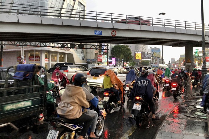 TP HCM: Mưa lớn, người dân chật vật quay trở lại thành phố - Ảnh 6.