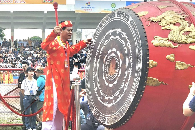 Hàng vạn khán giả khắp nơi đổ về Đồ Sơn xem chọi trâu - Ảnh 7.