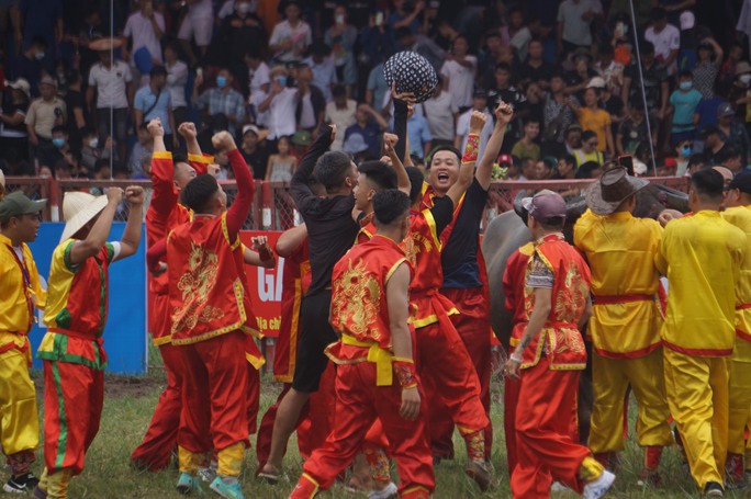 Hàng vạn khán giả khắp nơi đổ về Đồ Sơn xem chọi trâu - Ảnh 13.