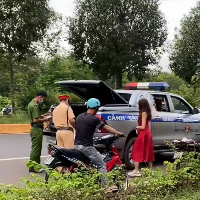 Phạt nữ tài xế lái xe như diễn xiếc ở Bình Phước 70 triệu đồng - Ảnh 2.