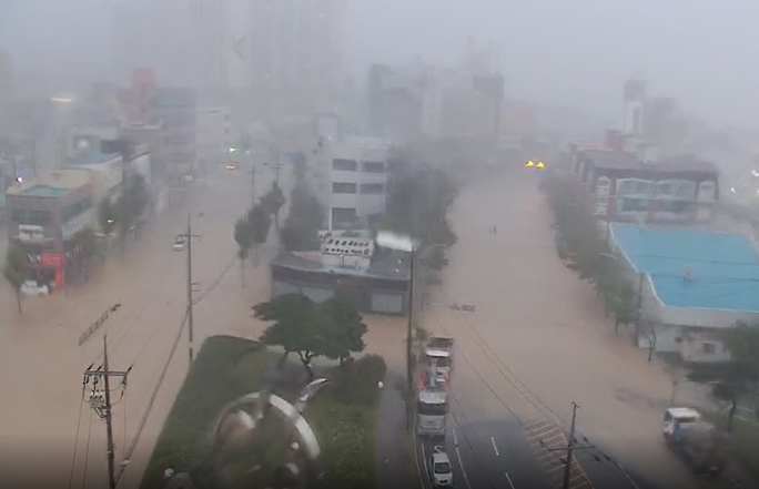 Hàn Quốc đối mặt siêu bão Hinnamnor, hàng ngàn người sơ tán - Ảnh 4.