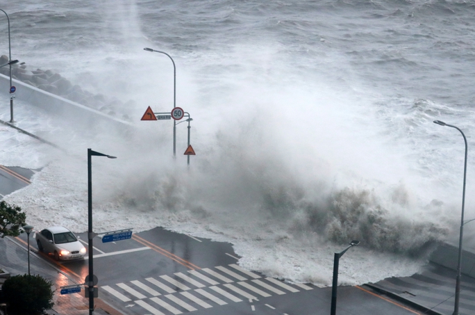 Hàn Quốc đối mặt siêu bão Hinnamnor, hàng ngàn người sơ tán - Ảnh 5.