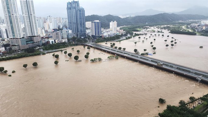 Hàn Quốc đối mặt siêu bão Hinnamnor, hàng ngàn người sơ tán - Ảnh 7.