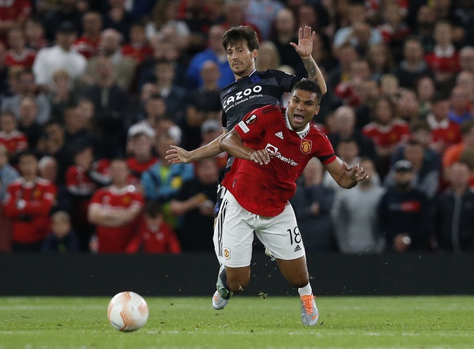 Vợ của tân binh Man United thả rông vòng 1 khi chuyển nhà cùng chồng - Ảnh 2.
