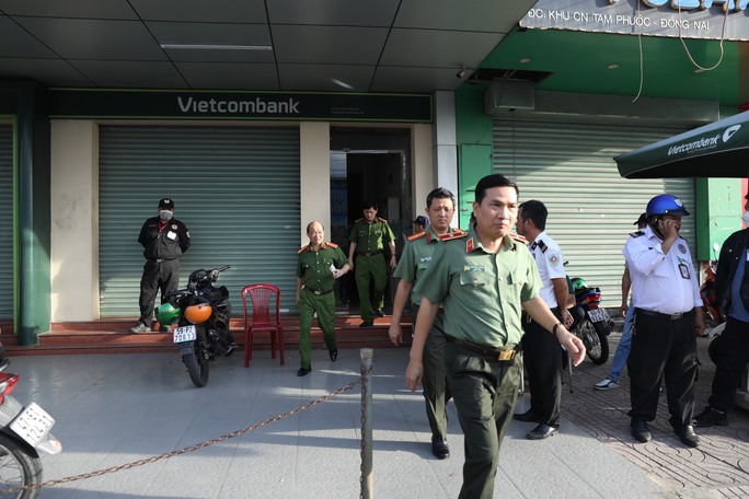 Vụ cướp ngân hàng ở Đồng Nai: Công an đang ráo riết truy bắt đối tượng  - Ảnh 1.